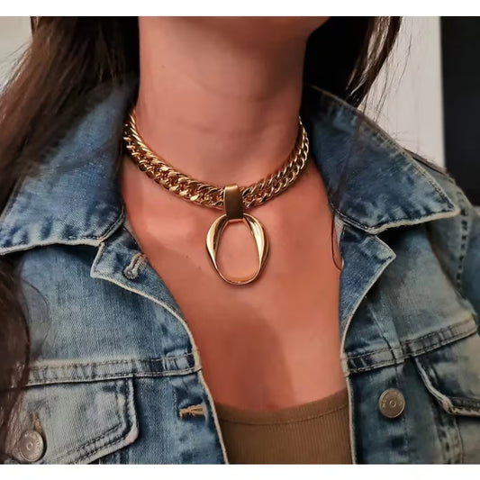 Gold pendant chocker
