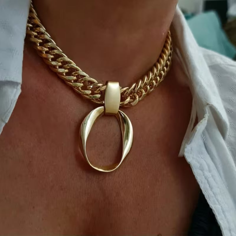 Gold pendant chocker
