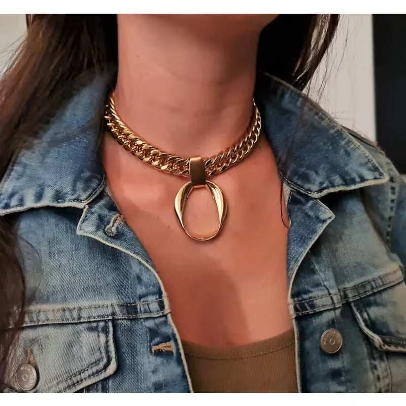 Gold pendant chocker